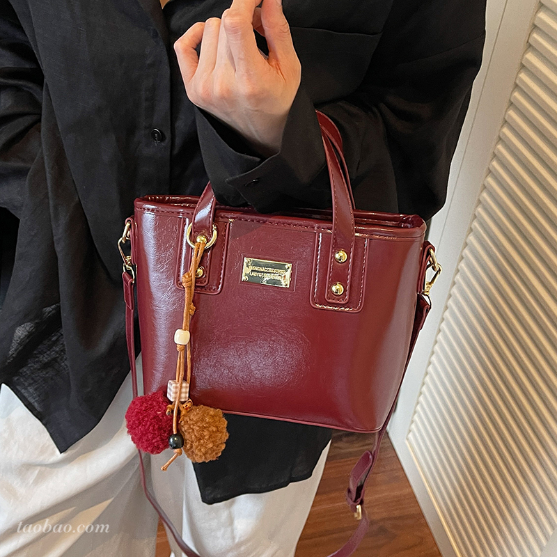 今年流行水桶包包女2025新款