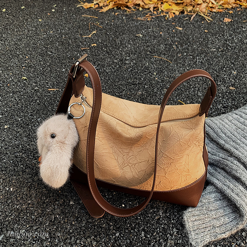 今年流行磨砂复古托特包