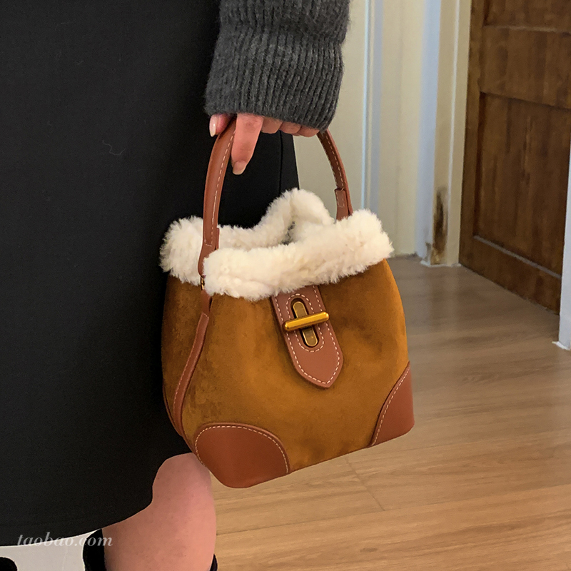 精致超火小众麂皮绒包包女2025新款时尚百搭斜挎包迷你手提水桶包