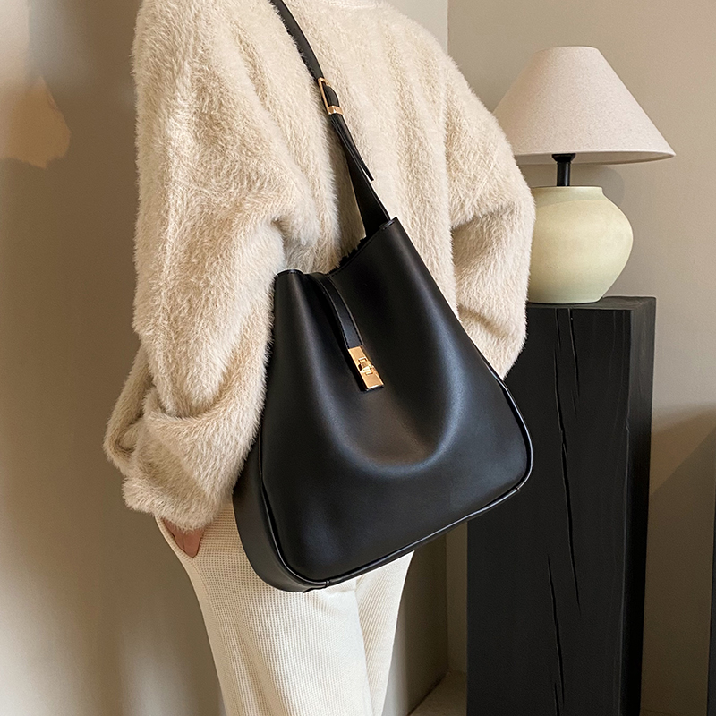 2023春夏新款高级时尚流行水桶包