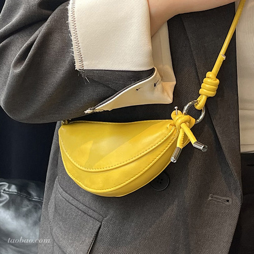 小众复古饺子包女斜挎包春季新款