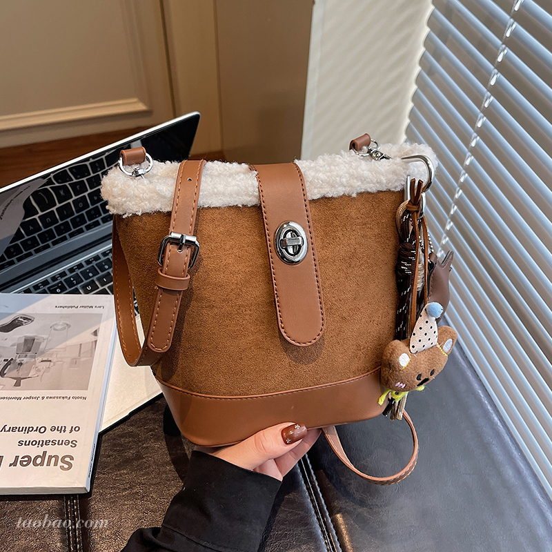 秋冬磨砂麂皮单肩水桶包