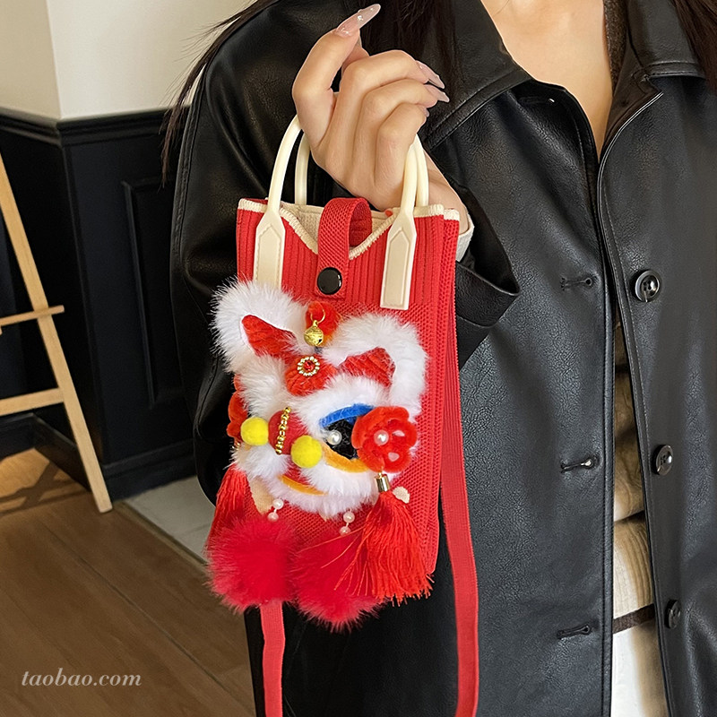 春节小众醒狮红色包包女2026新款百搭斜挎包迷你针织小拎包手机包