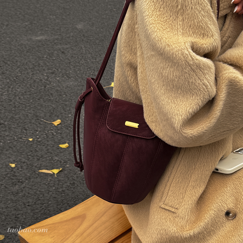 2025新款磨砂水桶包百搭单肩斜挎