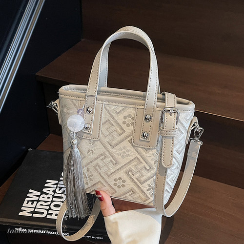 时尚高级感轻奢流苏斜挎包单肩包