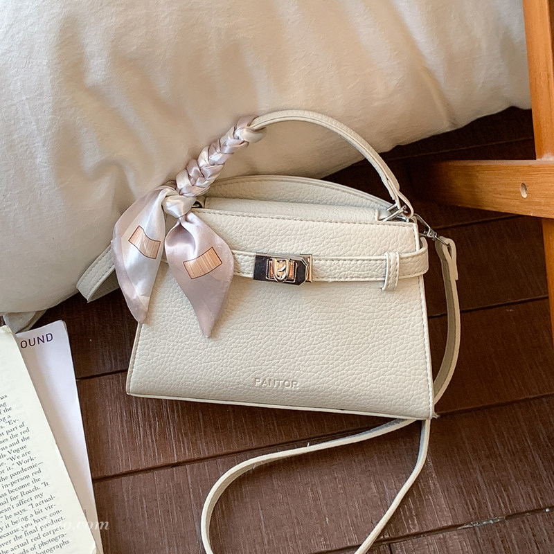 高级感手提包包女2026新款通勤百搭斜挎包精致超火外出上班小拎包