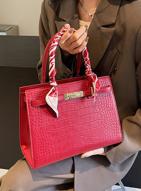高级感小众鳄鱼纹包包女2026新款百搭斜挎包红色手提包新娘结婚包