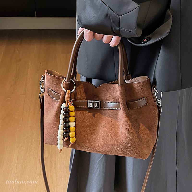 复古小众麂皮绒包包女2025新款通勤百搭斜挎包时尚超火手提水桶包