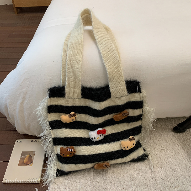 毛绒撞色大容量通勤托特包