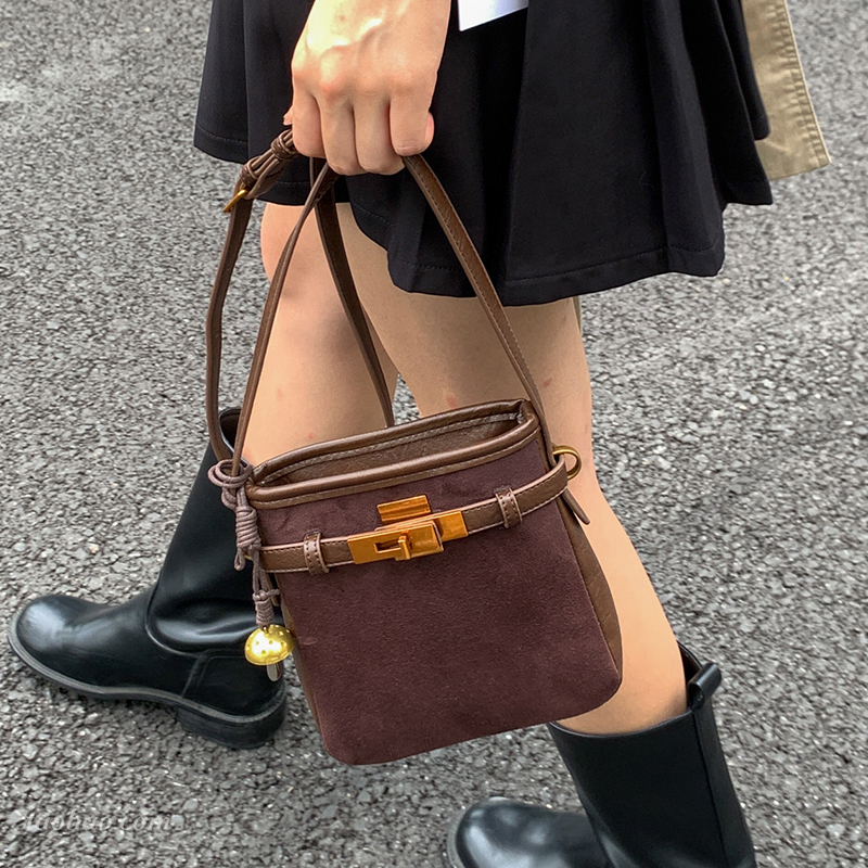 单肩斜挎包高级感小众通勤水桶包