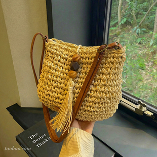 夏天小众海边度假草编包包女2026新款 百搭斜挎包编织包超火水桶包