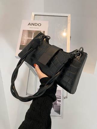 高級感のあるワンショルダー脇バッグ女性2025新型ファッションネットレッドの小人数デザインポップな質感の斜めショルダーバッグ