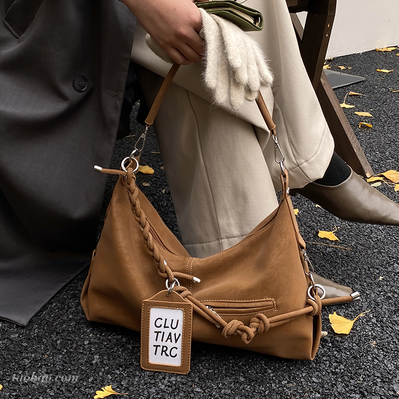 今年流行磨砂复古托特包