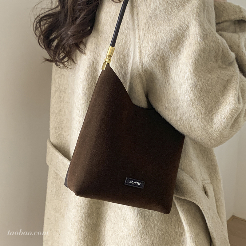 简约复古磨砂小包包女2025新款通勤百搭单肩腋下包时尚手提水桶包