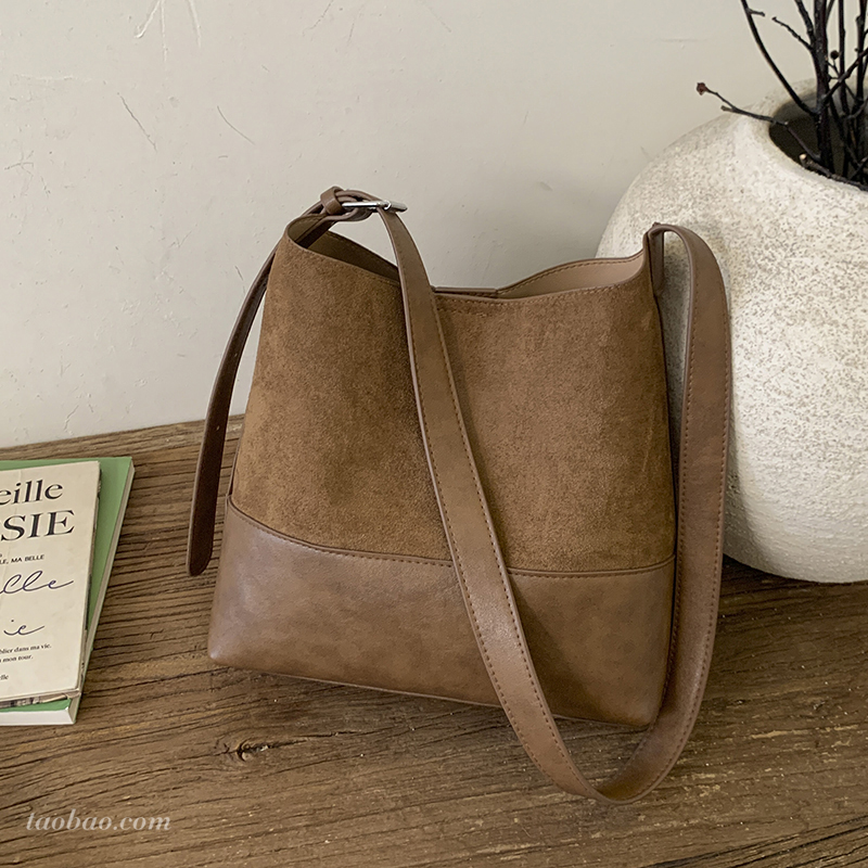 今年流行磨砂复古拼接撞色托特包