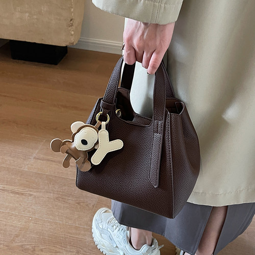 2024秋冬新款高级时尚流行水桶包