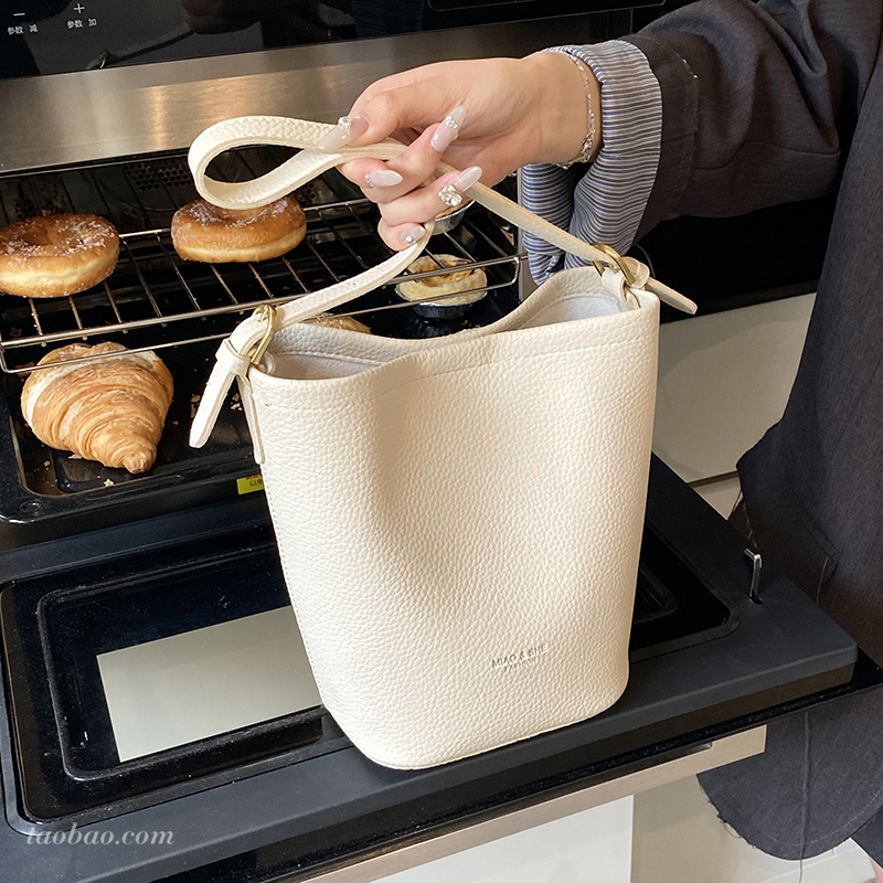 百搭斜挎包超火手提水桶包手机包