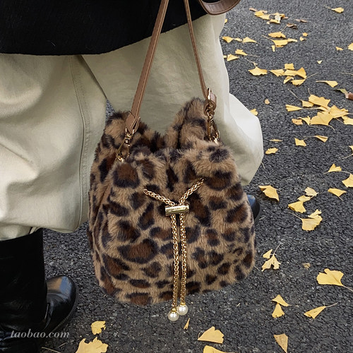 高级感小众单肩豹纹水桶包包