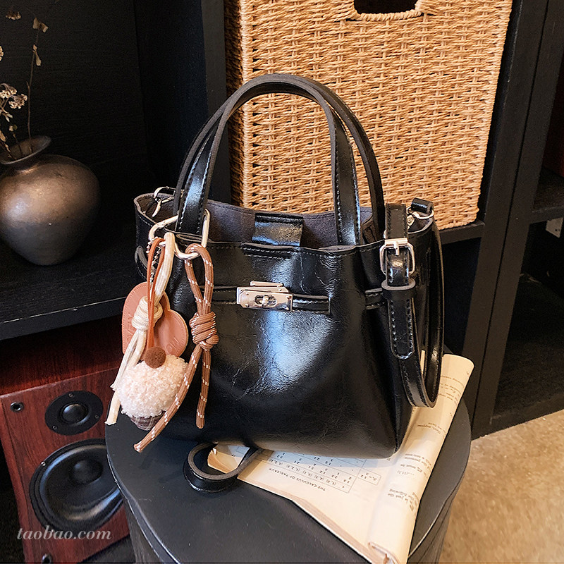 高级质感油皮复古小包包女2026新款精致百搭斜挎包超火手提水桶包,箱包皮具/热销女包/男包,水桶包,淘宝优惠券,粉丝福利购,淘宝优惠卷