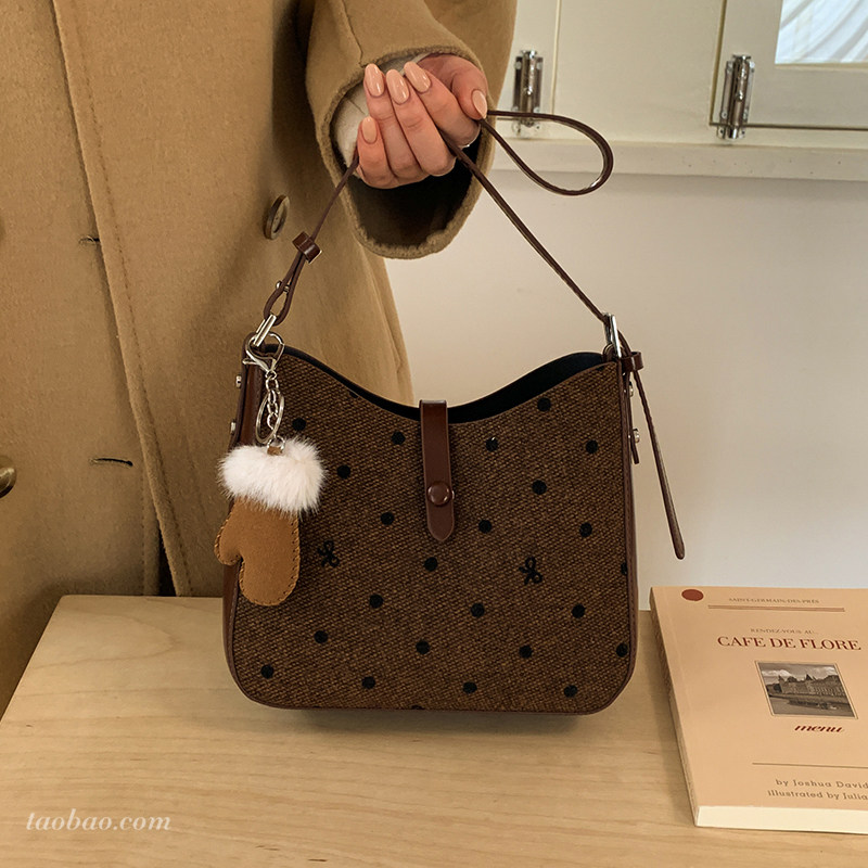 高级感复古小包包女2025新款百搭斜挎包超火单肩腋下包双面水桶包,箱包皮具/热销女包/男包,水桶包,淘宝优惠券,粉丝福利购,淘宝优惠卷