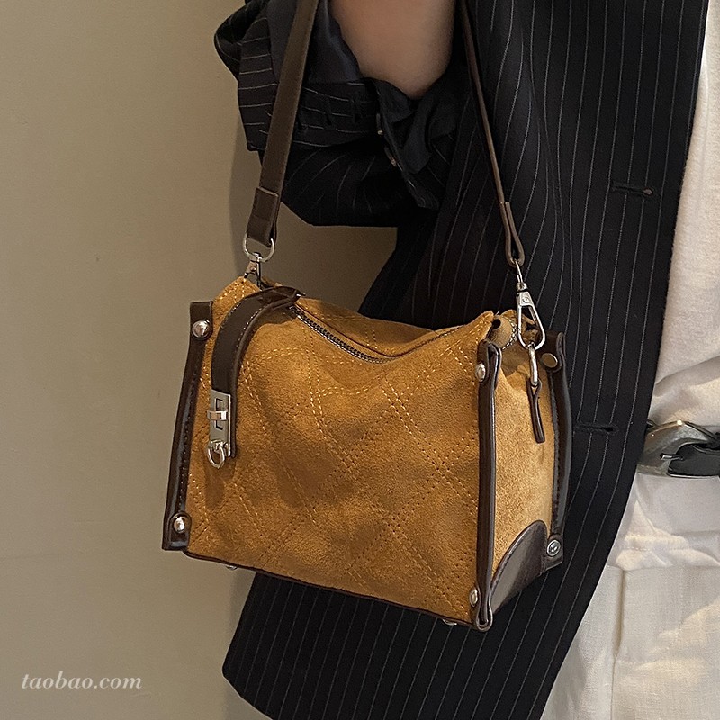 超火小众复古麂皮绒包包女2025新款百搭单肩腋下包精致迷你枕头包