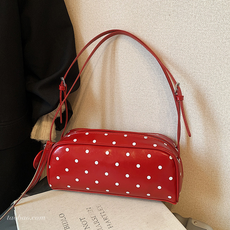 今年流行波点包包女2026新款时尚通勤单肩腋下包高级感红色法棍包