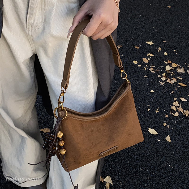 今年流行磨砂复古托特包