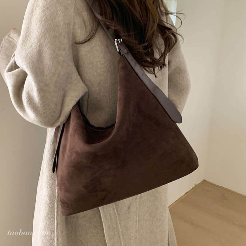 今年流行磨砂复古托特包