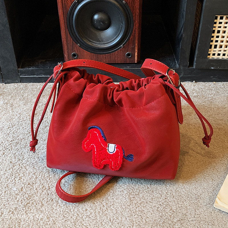 新年红色小包包女2026新款精致迷你百搭斜挎包时尚抽带束口水桶包,箱包皮具/热销女包/男包,托特包,淘宝优惠券,粉丝福利购,淘宝优惠卷
