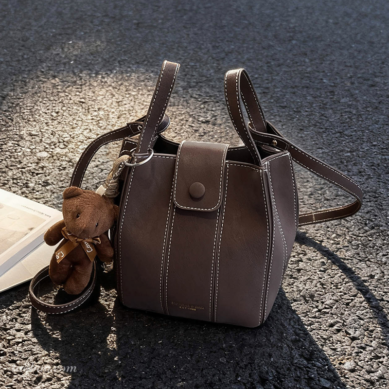 2025新款磨砂水桶包百搭单肩斜挎