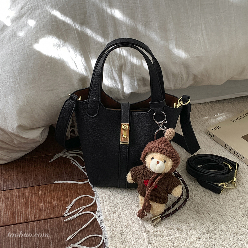 2025新款磨砂水桶包百搭单肩斜挎