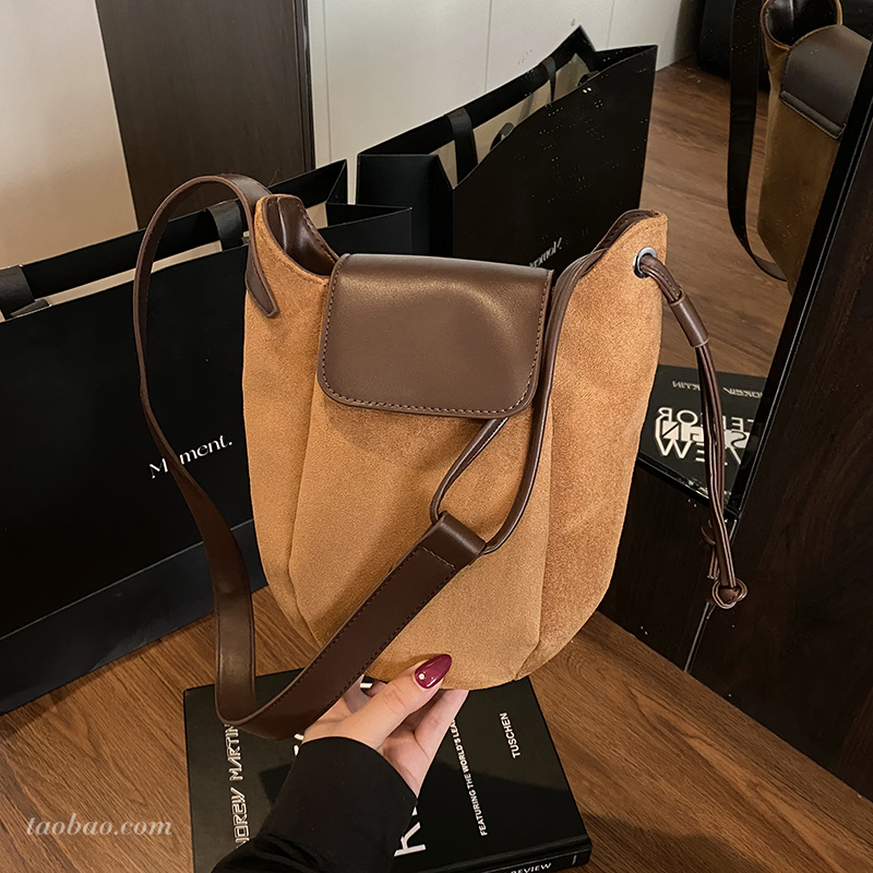 2025新款磨砂水桶包百搭单肩斜挎