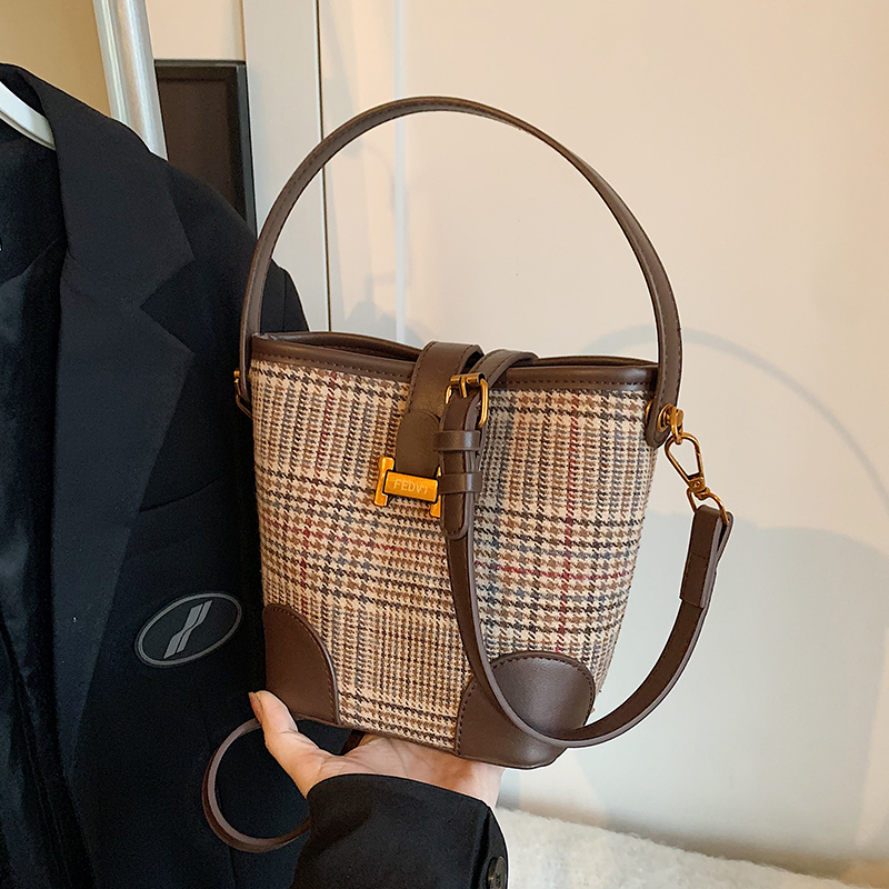 秋季复古小众格子包包女2025新款斜挎包时尚超火手提水桶包小拎包