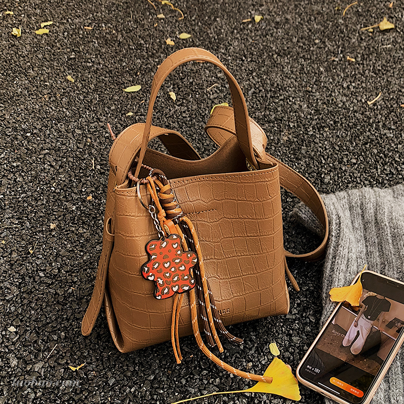 时尚复古鳄鱼纹水桶包