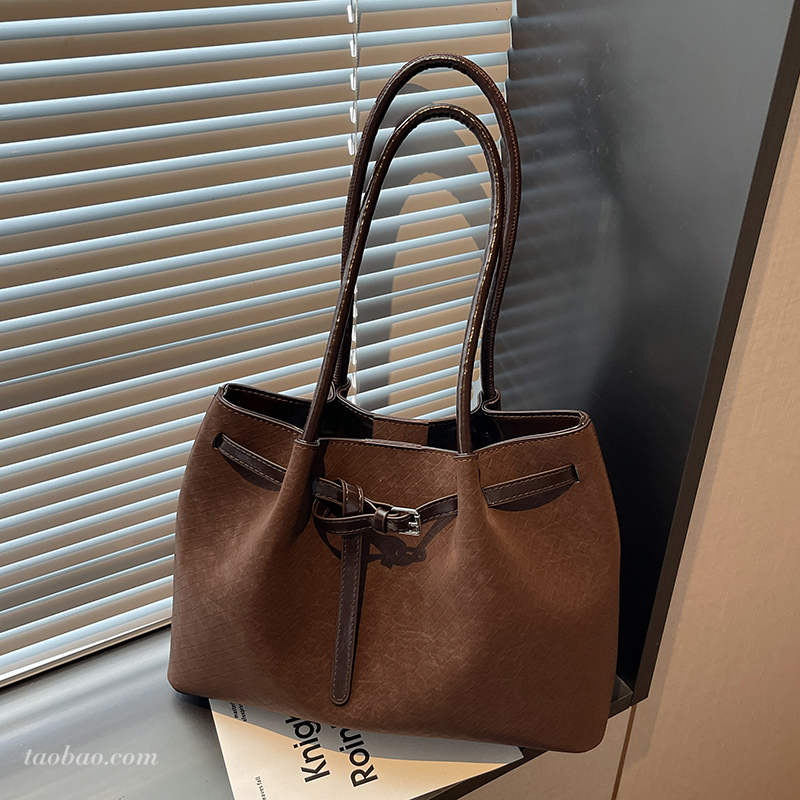 磨砂质感单肩通勤托特包