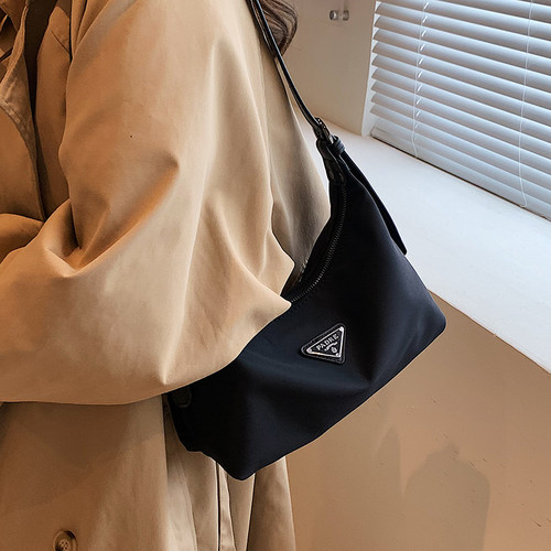 小众设计尼龙布腋下斜挎女包