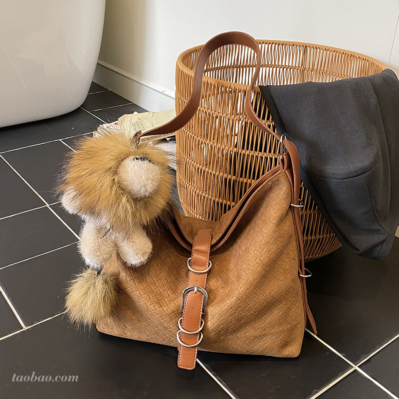 松弛感大容量麂皮绒包包女2026新款通勤单肩斜挎包休闲托特水桶包,箱包皮具/热销女包/男包,托特包,淘宝优惠券,粉丝福利购,淘宝优惠卷