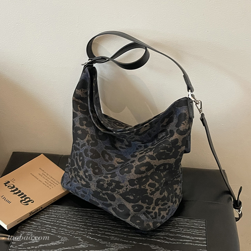 休闲大容量豹纹包包女2025新款轻便百搭斜挎包通勤单肩托特水桶包