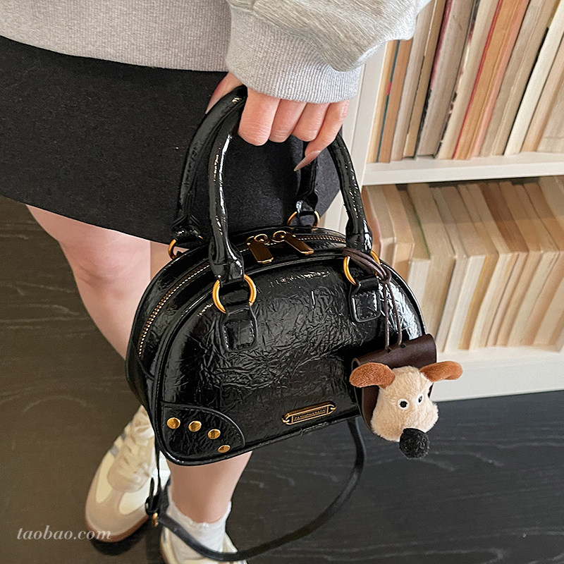 高级感油皮复古小包包女2026新款时尚百搭斜挎包精致手提保龄球包