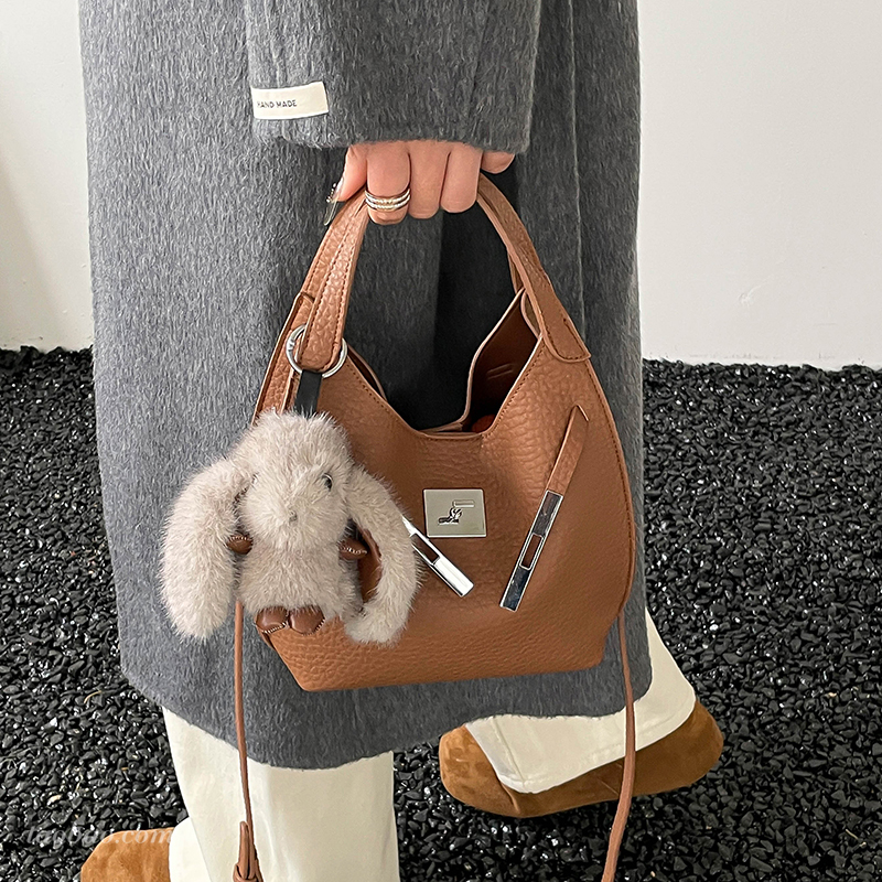 今年流行爆款小包包女2025新款时尚百搭斜挎包精致迷你手提水桶包