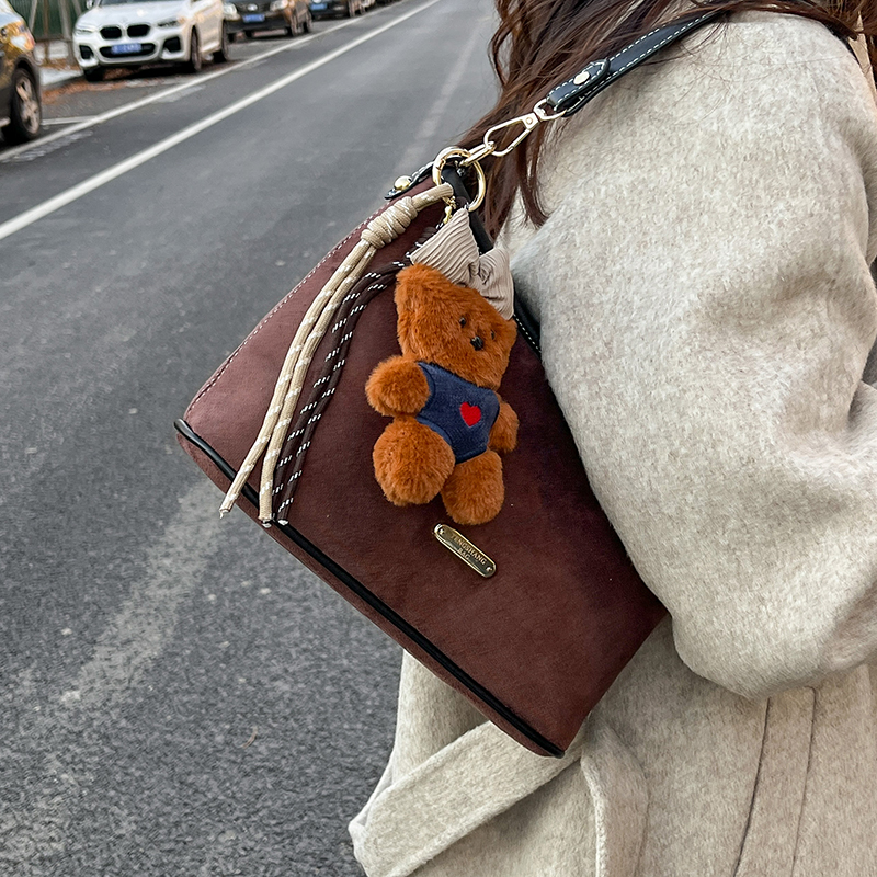 今年流行磨砂复古托特包