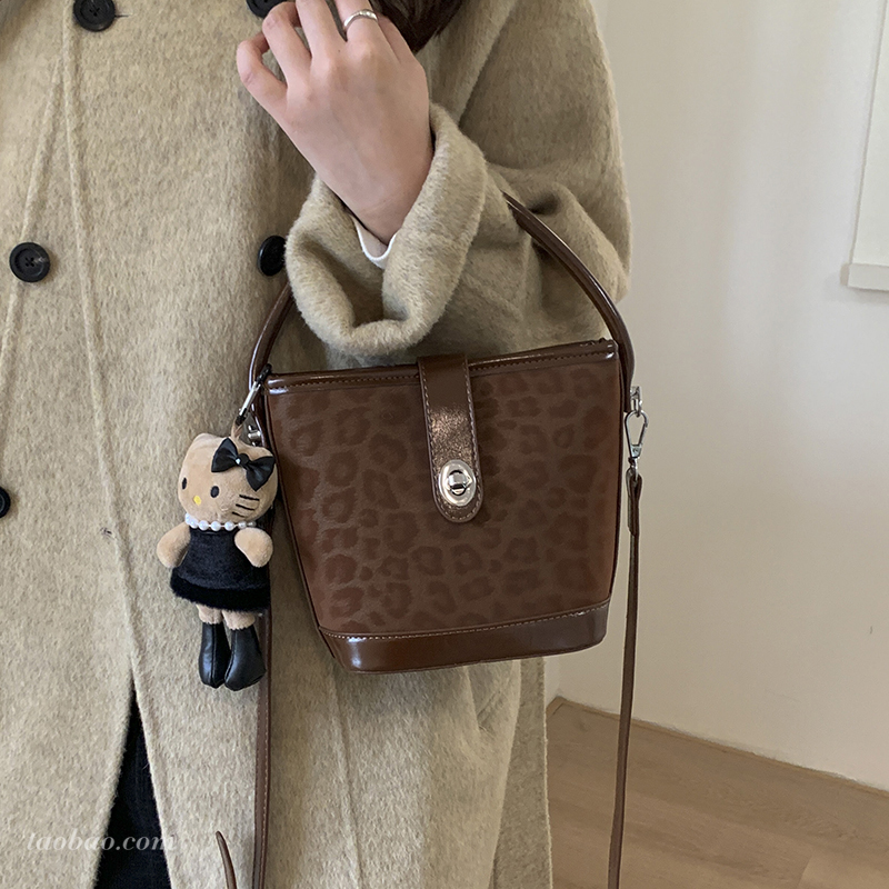 秋冬磨砂质感水桶包包