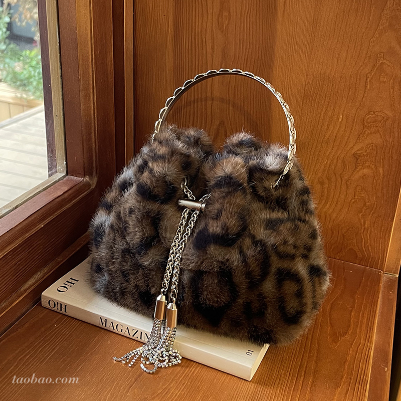 独特小众毛茸茸包包女2025秋冬季新款链条斜挎包手提水桶包毛毛包