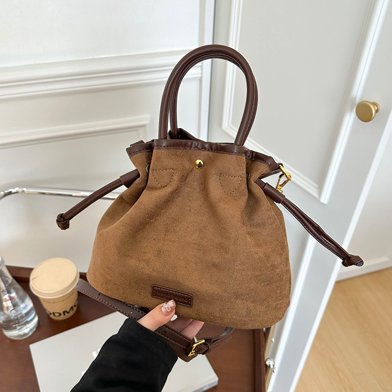 2025新款磨砂水桶包百搭单肩斜挎