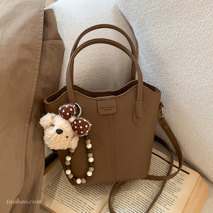 精致超火手提水桶包包女2026新款时尚百搭斜挎包高级感外出小拎包