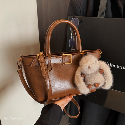 今年流行磨砂复古托特包