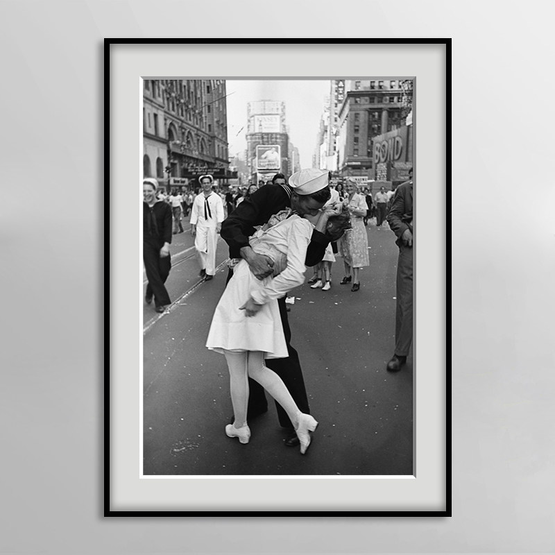 胜利之吻黑白摄影酒店餐厅装饰画