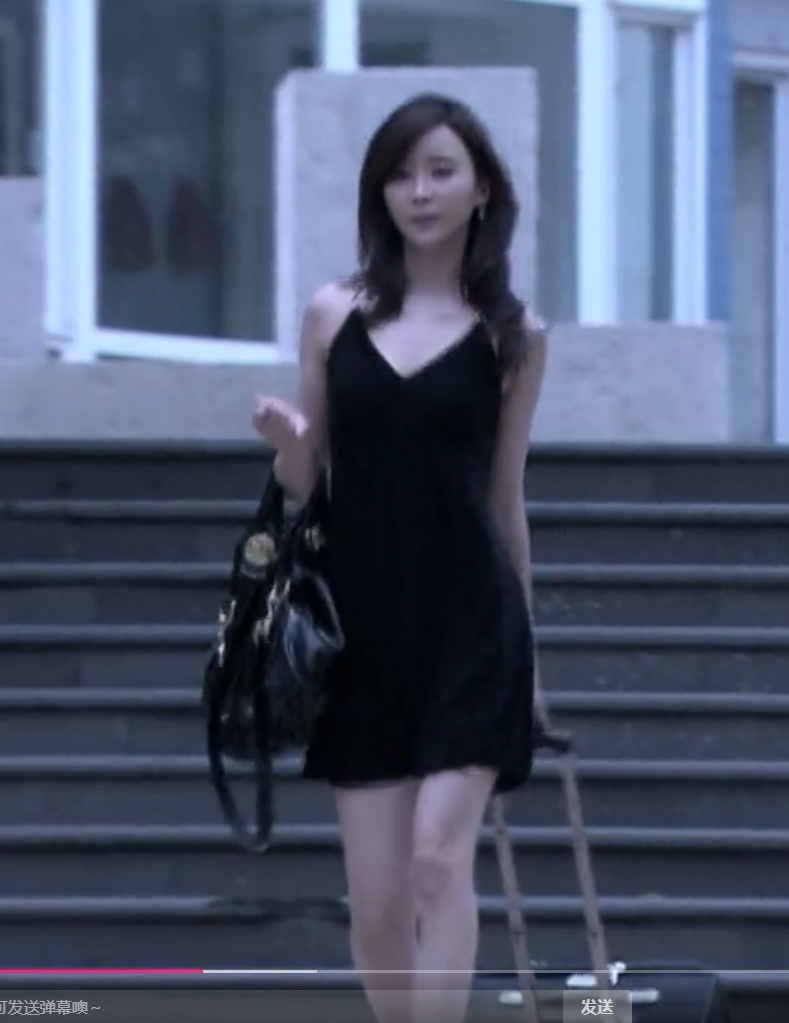 温柔的谎言安然同款黑色收身无袖连衣裙23年春夏季甜美挂脖式女装
