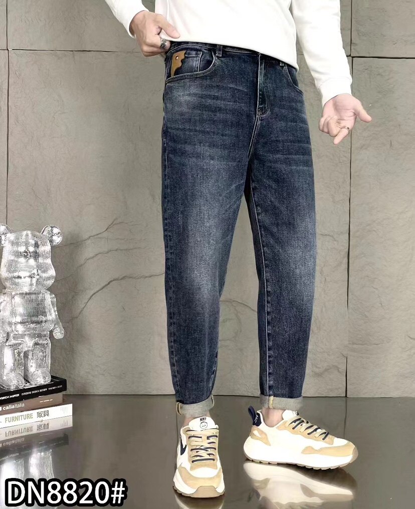 百搭款复古蓝色直筒牛仔裤