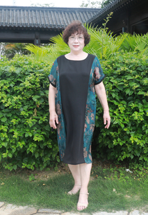 中年胖妈妈夏装连衣裙加肥加大码宽松真丝洋气质中老年中长款裙子